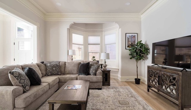 3BR - Sleeps 8 - Prime NW Location - 99 WalkScore