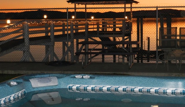 4 Bedroom 3 Bath Lakefront Clear Lake 7- 20 TO 8- 6 10% OFF ANY 3 NIGHT STAY