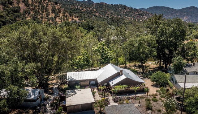 4 Bedroom and 4 Bathroom plus River Front and Pet Friendly!