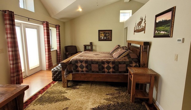 4-bedroom cabin on the river in brilliant Meeteetse, Wyoming.