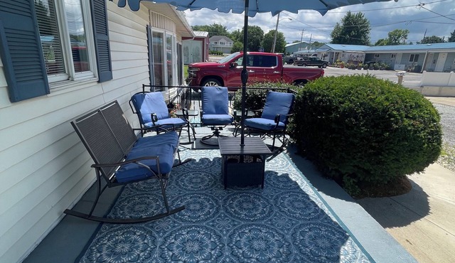 4 bedroom home located 1 mile outside the gates of Lakeside off N Shore Blvd