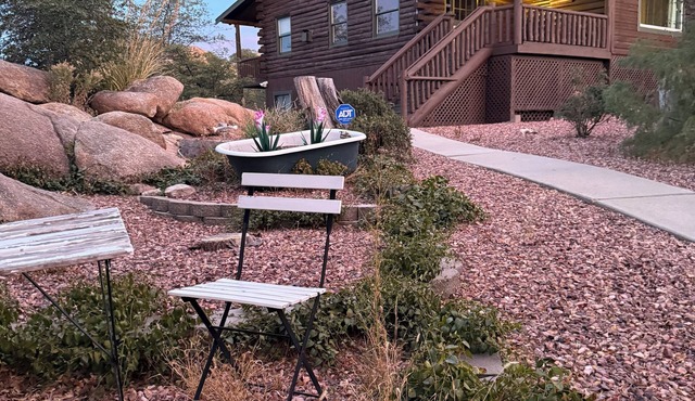 4 bedroom peaceful cabin with breathtaking views, walk to lake.