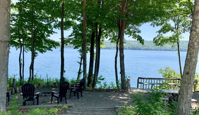 4-Bedroom Tranquil Skaneateles Cottage Retreat on the Lakefront