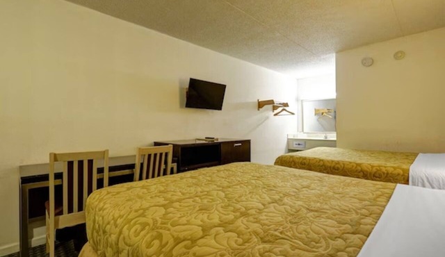 4 Group-Friendly Rooms for a Convenient Stay near Brookville Parks & Recreations