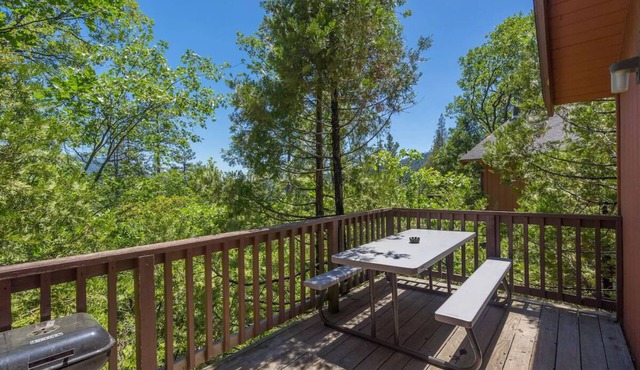 4 Nature Lodge w/Breakfast (Select Stays) Near Bass Lake & Scenic Sierra Trai