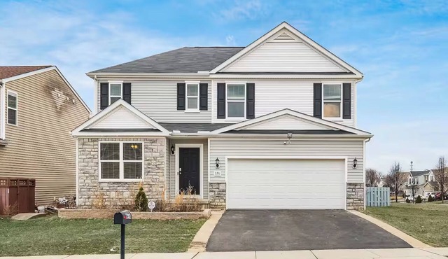 4BR, 2.5BA Home - 2 Lounges + Deck + Open-Layout