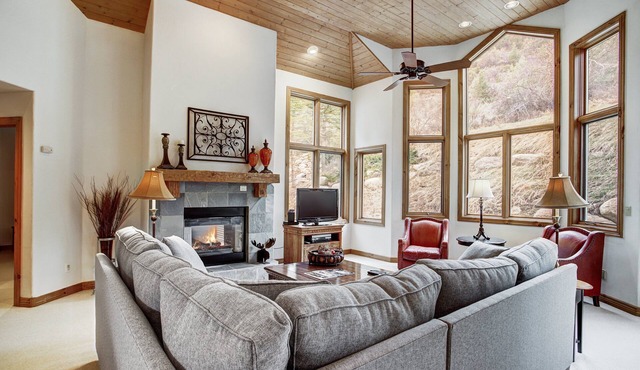 4BR/4BA Private Rustic Home in Arrowhead - Quick Shuttle to the Lift!