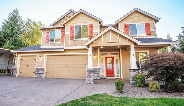 4BR Retreat on Private Acre in Salmon Creek