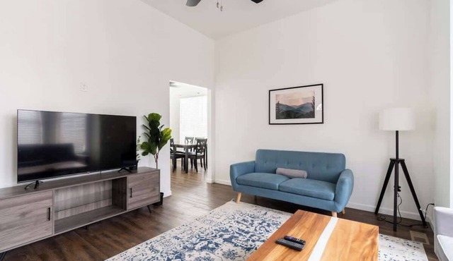 4BR Sleeps 9 Spacious Home Walkable Area