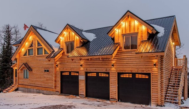 5+ Bedroom, 4 Bath, 2 Full Kitchens w/Gameroom & 8 person Hot Tub