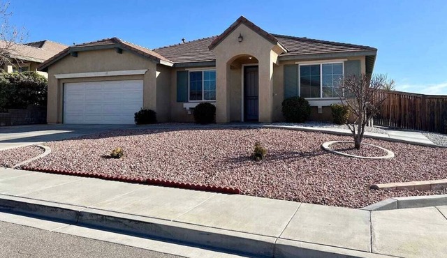 5 minutes to Freeway! Spacious Modern Corner House & Patio