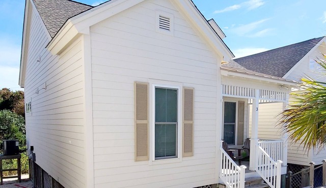 5 Star Reviews Luxury House Pool, Steps from Ocean, Sleeps 6, Premier Host