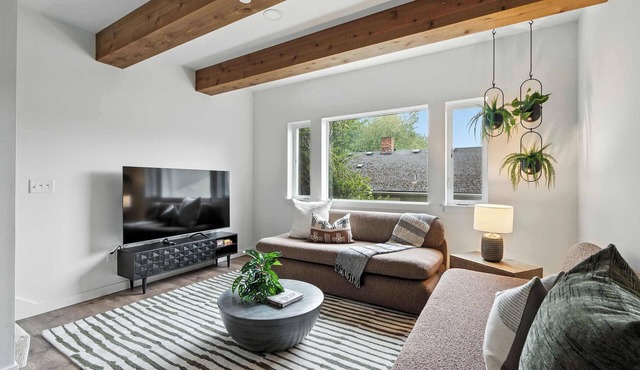 5BR at The Adelynn - Luxury Build - Walk to All