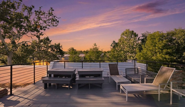 5BR + Rooftop Deck · Sleeps 14 · Skyline Views