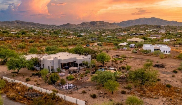 6 Hole Golf | Hot Tub | Pool+More | Featured on TV show Staycation