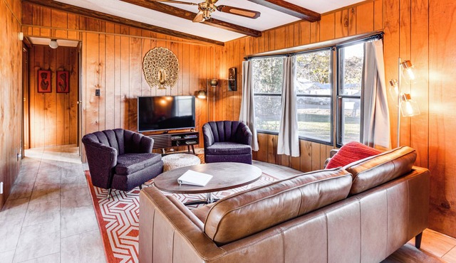 6 Mi to Balanced Rock Park: Home in Castleford