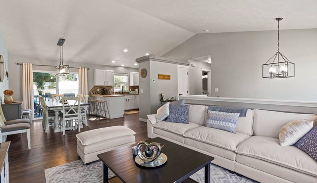 6BR/3BA House - 2nd Living and Entry - 18 Guests