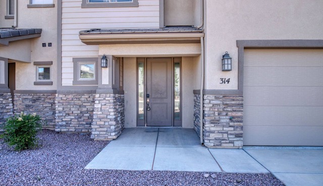 6BR Utah Home - Near Zion, Private Pool & Fire Pit