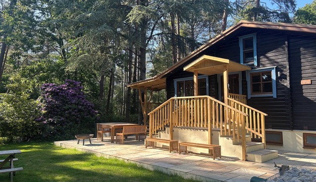 7 bedroom, Stunning Cottage with Hot-Tub & Cinema Room