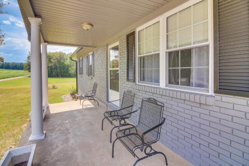 7 Mi to Barren River Lake: Quiet Getaway w/Yard!