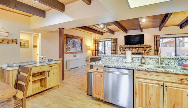 7 Mi to Rainbow Lake: Pinetop Condo w/Patio!