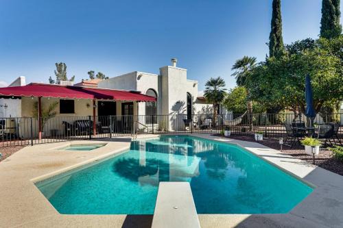 7 Mi to Sabino Canyon: Poolside Oasis w/Mtn Views