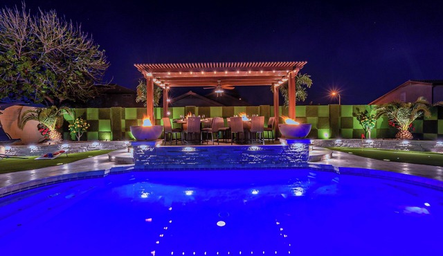 7BR/4BATH Getaway SC w/Arcade Room, HEATED Pool, Billiards, Hot Tub & Mini Golf