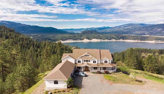 8,500 sq.ft. Luxurious River/Mountain View house