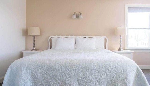 #8 | Largest Room w/King bed