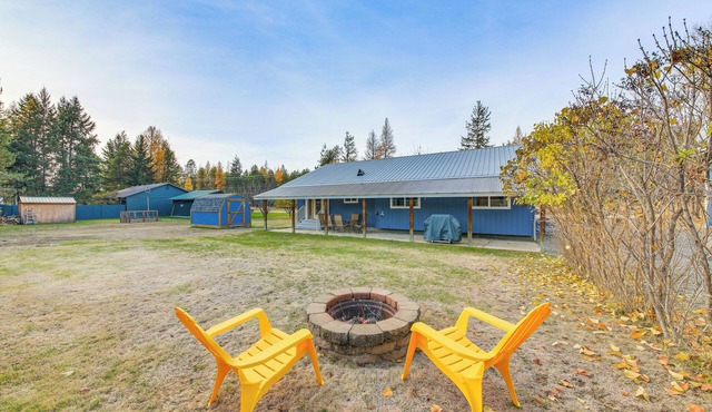 8 Mi to Bonners Ferry: Quiet Getaway w/Patio