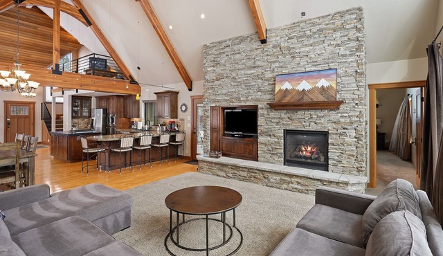 8 Mt Baker - Elegant & Peaceful, SHARC Passes, Hot Tub, Great Location!
