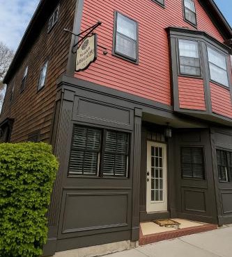 86 Dr Marcus House - Popular Broadway Area
