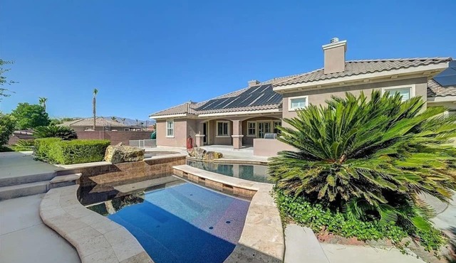 8BR/5BA Exquisite Villa - Beach-Entry Pool, Spa, Pickleball ★