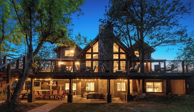 9BR Luxury Verde River Compound/Hot Tub, Pizza Oven, Game Room, Bar & Fire Pit