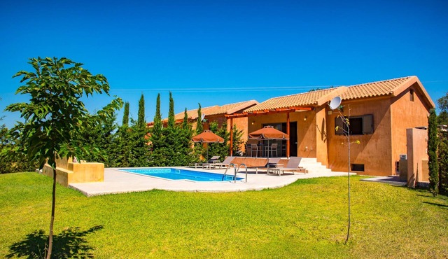 A Charming 2 bedroom Villa, 2 Bathrooms, Private Pool, Short walk to the beach