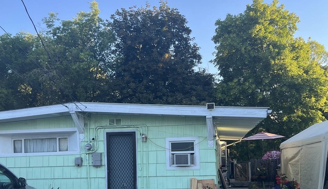 A Cheerful 1 and half house located in Missoula Montana. Sleeps 3 people only.