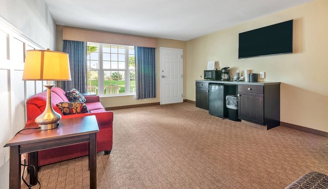 A cozy suite just seconds from the beach: Vineyard Suites 121