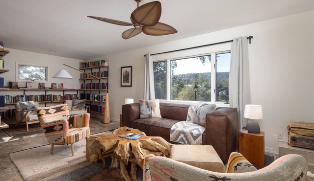A large luxury red rock escape. Minutes from hiking! Pool, hot tub, and yoga