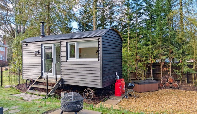A lodge/cabin that sleeps 2 guests in 1 bedroom - 3 nights for the price of 2 nights in July!