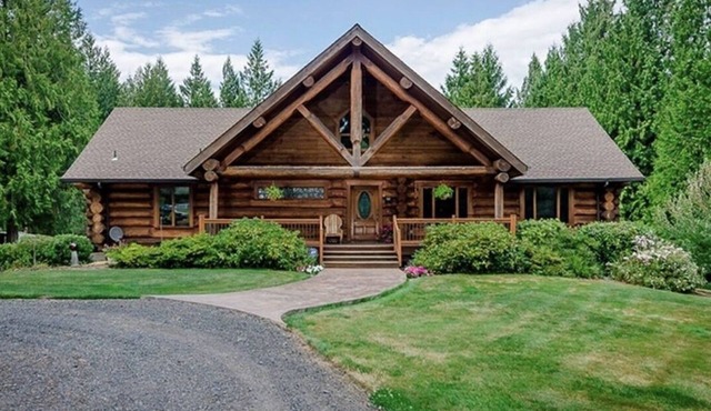 A Log House in a Private Forest with Hot Tub!