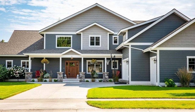 Absolutely Stunning Home w/Pool Table and Hot Tub