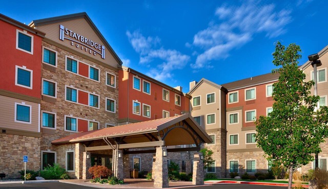 Access to a Heated Pool & Hot Tub! Free Breakfast Buffet. 1 Bedroom Suite.