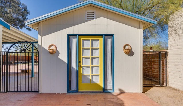 Adorable 1-Bedroom Guest House with Kitchenette