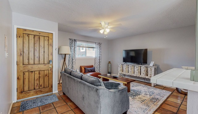Adorable Adobe home in Downtown: 2bd/1ba, garage, yard