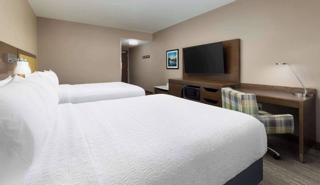 Adventure Awaits! 14 miles to Yosemite Park South Entrance! Pool and Breakfast!