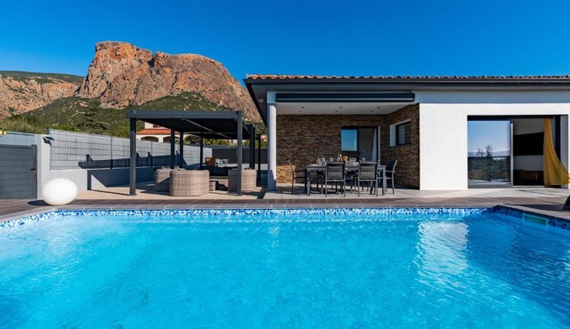 Afa proche Ajaccio, magnifique villa avec piscine privée 8 personnes
