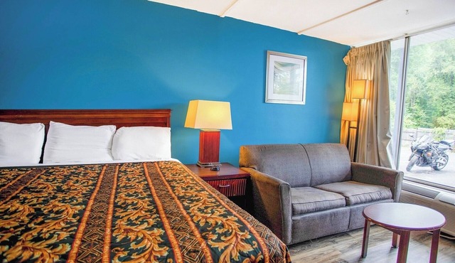 Affordable King Bed Room Close to Triad Park – Walkable Location