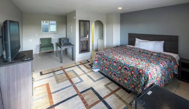 Affordable Room One Queen Deluxe + Private Bath Near Phoenix Airport
