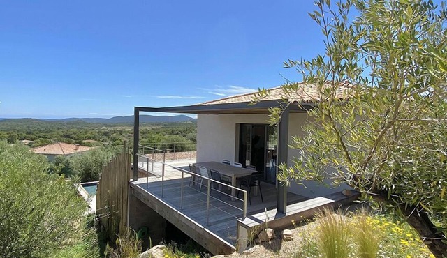 Air-conditioned villa with swimming pool, sea view.