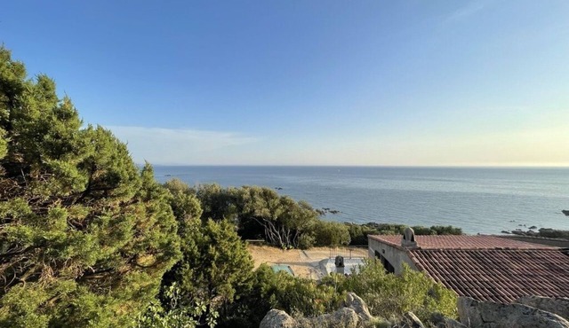 Airconditioned villa for 10 people in maquis with 180° sea view Sea access 600M